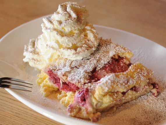 Ein besonderes Schmankerl ist der Topfen-Himbeer Strudel